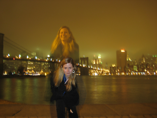 Sarah in front of the Brooklyn Bridge